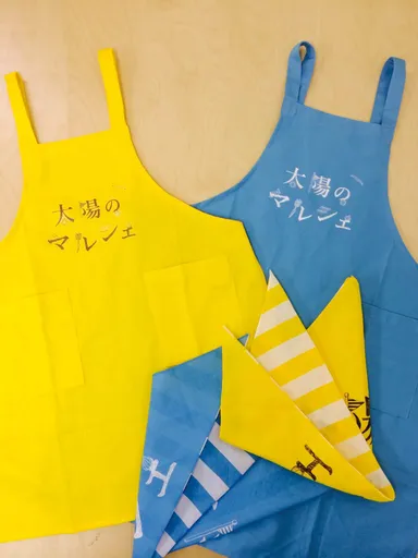 キッズマルシェ体験用のエプロンとバンダナ