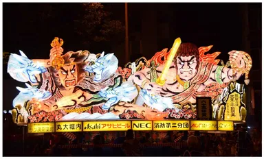 2014年度「青森ねぶた祭」にて撮影※-10月14日（火）～11月3日（月・祝）の展示期間では、写真内のスポンサー名が取り除かれる予定です。