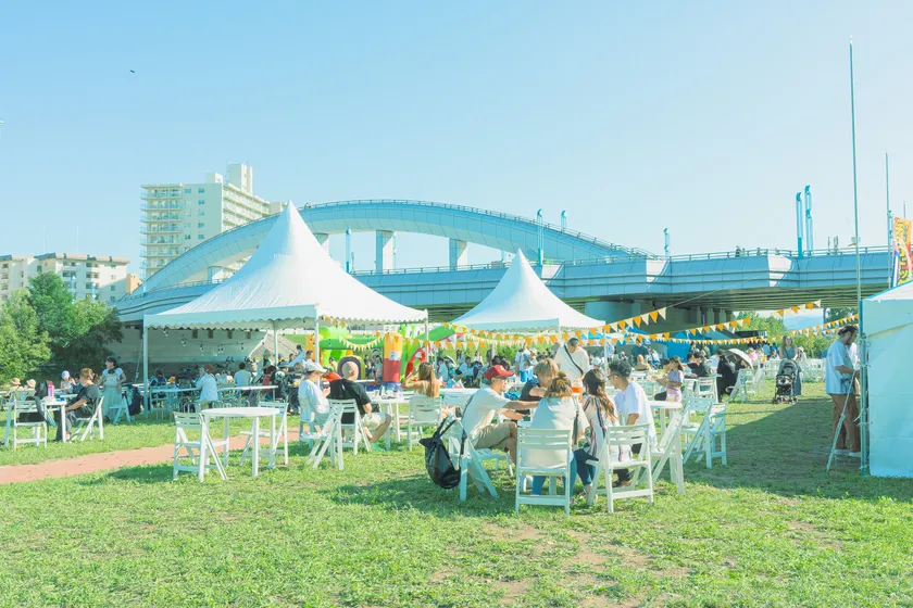 河川敷で自由に滞在できる空間