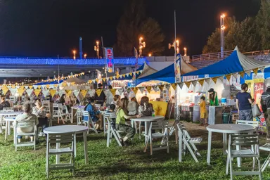 夏の夜を川辺で楽しむ