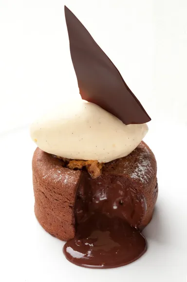 リンツの「フォンダン・オ・ショコラ」(銀座店・自由が丘店断面)