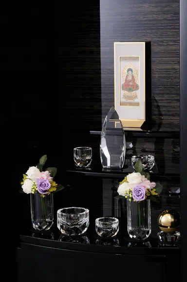 「哀想(あいそう)」を二つに分けてお仏壇に飾った様子