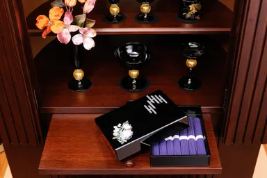 「菊花(きくか)」をお仏壇に飾った様子