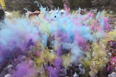 フィニッシュパーティではパウダーを一斉にまくカラースローも！
