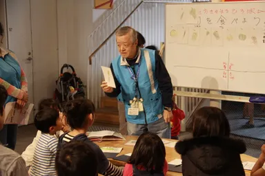 来館者にエコについて話をするエコメイト