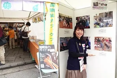 国際協力ブックフェア(左)、写真展(右)