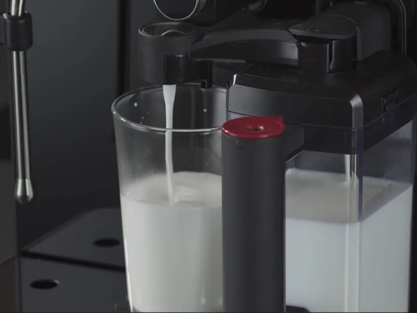 カラフェにより自動のフォームミルク