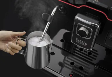 スチームノズルにより手動のフォームミルク