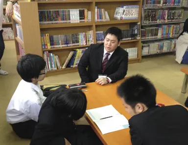 「COCOROE塾」のスタートに先駆け、藤井寺市藤井寺中学校で中学2年生を対象とした「第1回COCOROE塾チューター派遣」の様子。「英単語しりとり」や「英単語づくりゲーム」などチューターたちが考えた工夫のつまった学びが人気でした