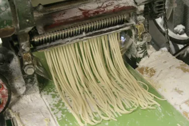 『カオラウ』製麺写真3