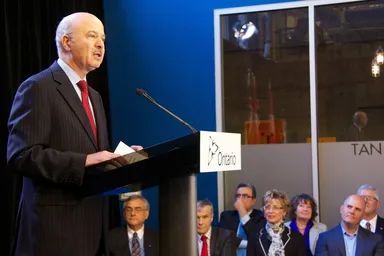 学生起業家を支援するための新たな投資計画を発表する レザ・モリディ（Reza Moridi）オンタリオ州研究革新省大臣