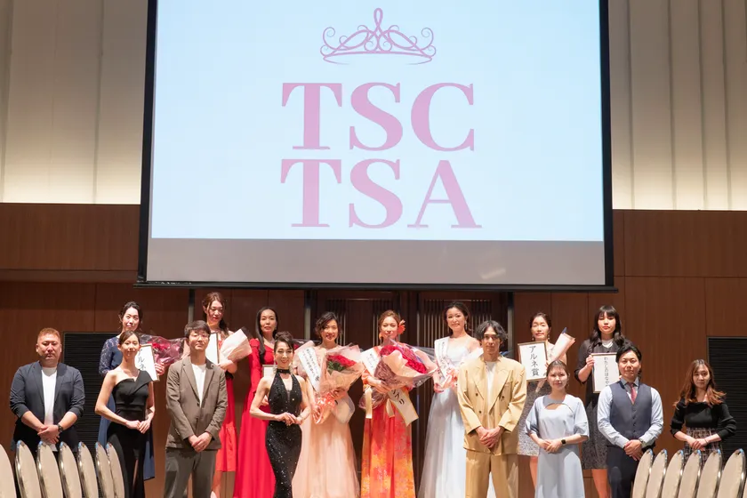 グランプリ受賞者を囲んで