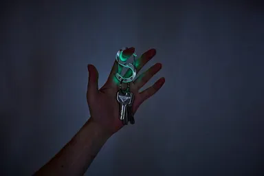 光を纏うカラビナ