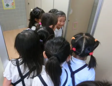 綺麗なトイレに興味津々