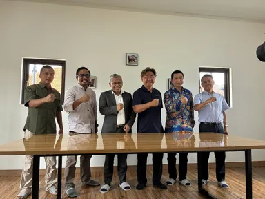 協定締結を記念した集合写真