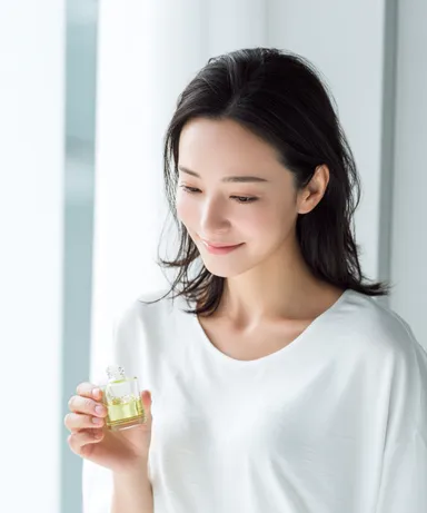 美容オイルを手に持つ女性