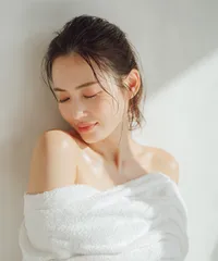 光に包まれた潤い肌