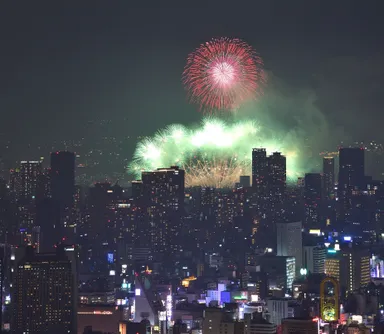「ハルカス300（展望台）」から見る「なにわ淀川花火大会」（過去開催時の様子）