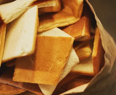 切り落とされた食パンのミミ