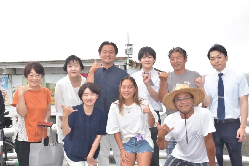 設置した海の家のスタッフを交えた集合写真