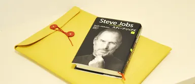 M LEATHER Envelope Proと書籍「スティーブ・ジョブズ」