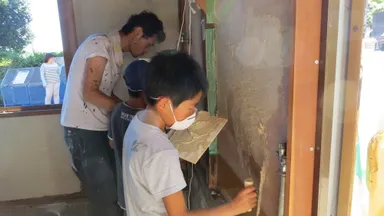 子どもと一緒に壁塗り