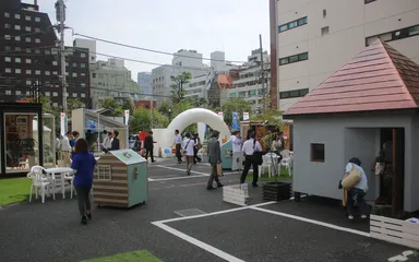 メイン会場には13棟の小屋が並ぶ