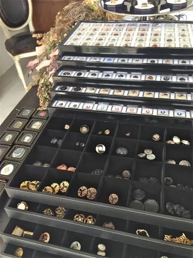 400種類を超えるセミオーダー用のヴィンテージカメオとヴィンテージボタン