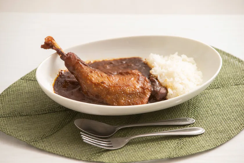 心も満たす非常食「六ツ美のあの肉カレー&萬歳」