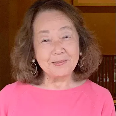 原木を守っている井川さんの孫、加々見宏子さん