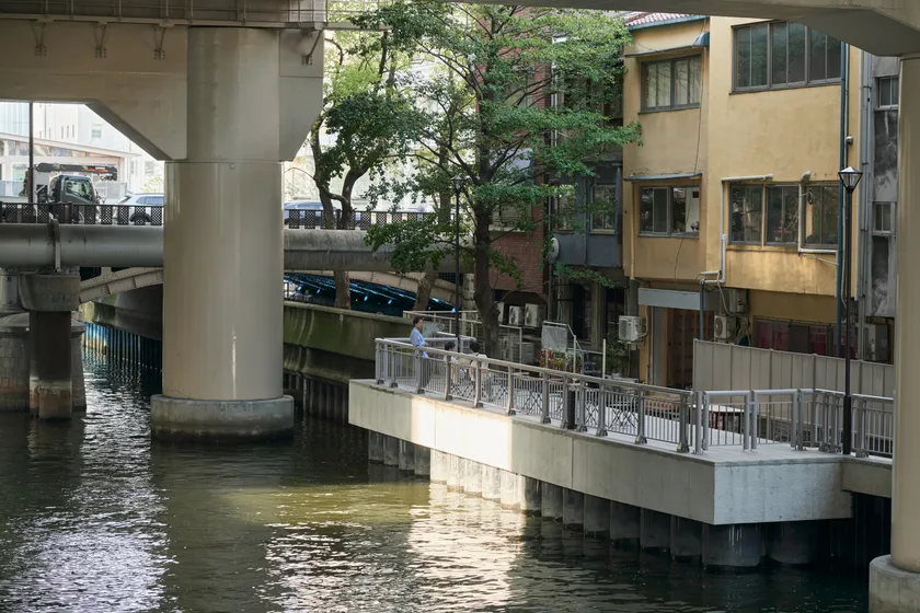 東横堀川沿いの遊歩道(本町橋周辺)