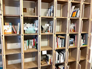 シェア型書店の書棚