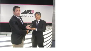 両社ビジネス責任者による記念撮影　アライドテレシス代表取締役・木村 進一様　プロセラVP Global OEM Sales・James Dirksen