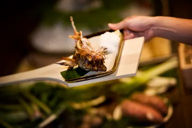 大きなへらで提供される料理（イメージ）