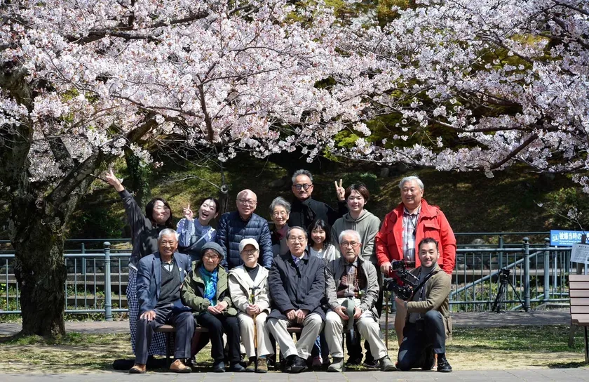 桜が満開になった長崎の爆心地公園で、被爆者と2世・3世のみんなでお花見