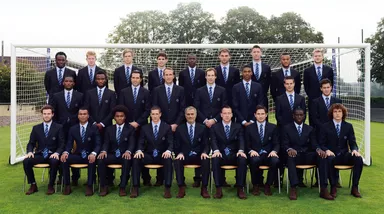 「ザ・チェルシースーツ」を着たチェルシーFCのメンバー