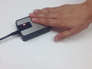 タッチプレートに触れるだけ