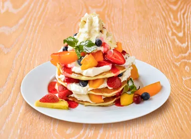 いちごとフルーツ 生クリームスペシャルパンケーキ