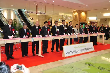 テープではなく小田原名産の「かまぼこ」をカット！