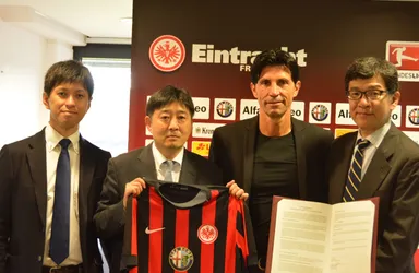 契約締結に臨んだブルーノ・ヒュブナーSD(スポーツ・ディレクター)と滋慶 学園関係者