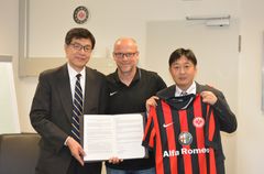 国際教育顧問に就任したトーマス・シャーフ監督と滋慶学園関係者
