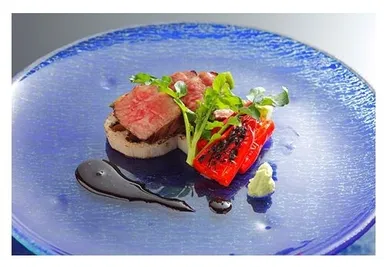 「黒毛和牛もも肉ロースト　山葵とバルサミコのソース」