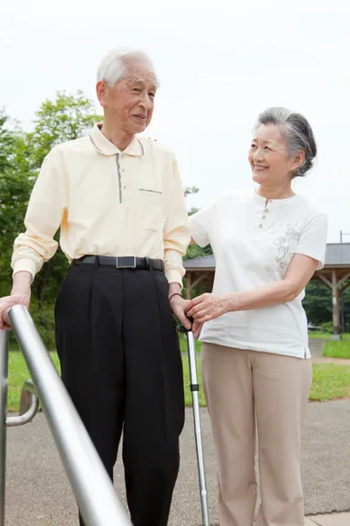 外出を楽しむ夫婦イメージ