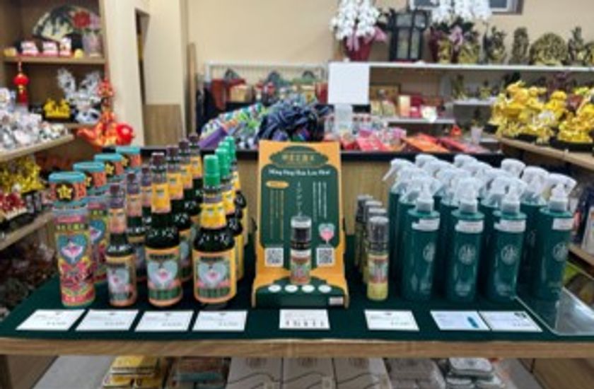 「龍」にて「明星花露水」商品