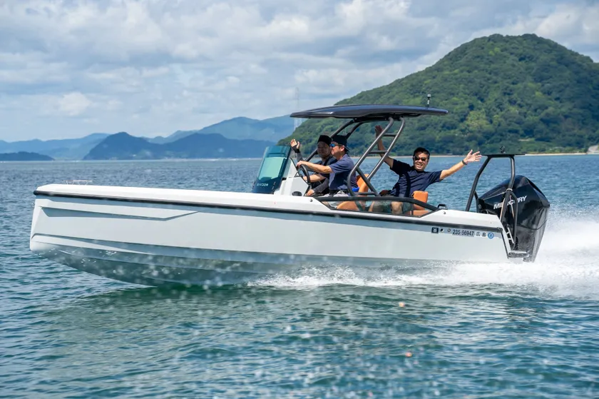 レジャーボートで楽しむ様子