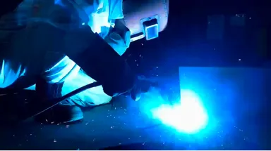 溶接中の作業員