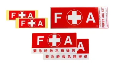 救急キットの所在を伝えるステッカー(FAとはファーストエイドの頭文字です)