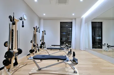 ジャイロトニックマシン完備の専用トリートメントルーム