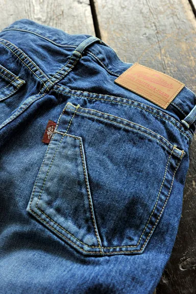 富士山をモチーフにしたダブルパッチのバックポケット