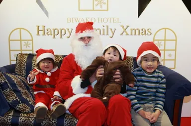 サンタクロースと一緒に記念撮影